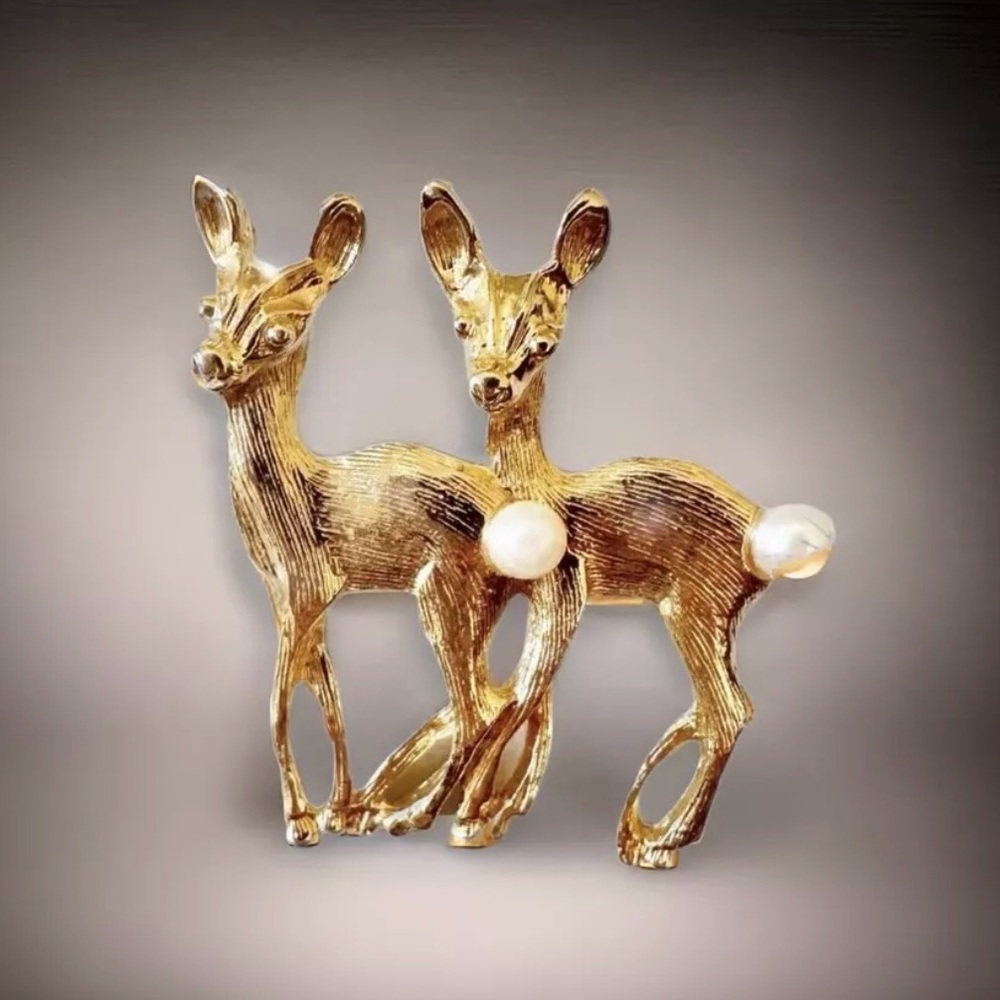 Avon Twin Fawns Deer lapel
Pin brooch with Brushed Gold Tone Faux Pearl Jewelry